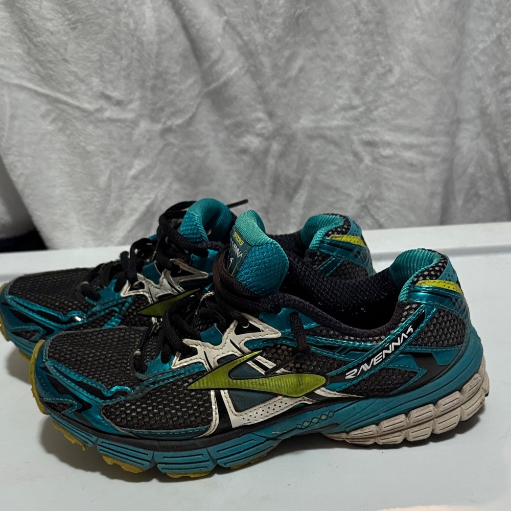 Brooks Teal and Black Running Shoes